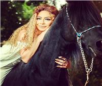 صور| دوللي شاهين وإطلالة جذابة بشكل جديد فى أحضان «الحصان»