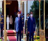 في أول زيارة لمصر.. الرئيس السيسي يستقبل نظيره الكوري الجنوبي