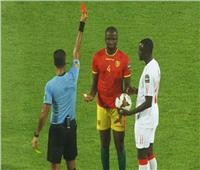 بإشارة.. لاعب غينيا يرد علي قرار أمين عمر بطرده في لقاء جامبيا| فيديو