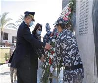  محافظ دمياط تضع إكليل زهور على النصب التذكاري للشهداء في احتفالات الشرطة 