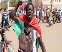 مئات المواطنين في بوركينا فاسو يحتشدون بالعاصمة تأييدًا لعزل الرئيس