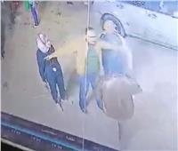 أمن القاهرة يرصد مقطع فيديو لسيدة تحمل «سنجة» وتعتدي علي صاحب محل بحلوان