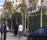 أقارب ومحبو ياسر رزق يتجمعون أمام منزله قبل تشييع جثمانه من مسجد المشير | فيديو