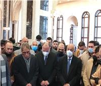 بالدموع.. أصدقاء الكاتب الصحفي الكبير ياسر رزق يودعونه بمسجد المشير