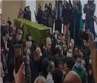 لحظة خروج جثمان ياسر رزق إلى مثواه الأخير| فيديو 