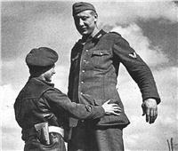 أطول جندي في الحرب العالمية الثانية.. وقع في الأسر