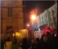 صوروفيديو| الحماية المدنية تستعين بسلم هيدروليكي لإنقاذ المواطنين في حريق بمحيط مسجد الحسين 