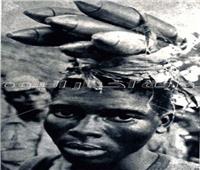 عام 1968.. طريقة مبتكرة لنقل قنابل المدافع في أدغال نيجيريا‬