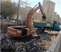 رفع مخلفات القمامة من مخرات السيل بالقاهرة