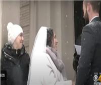 «الحب يصنع المعجزات».. حفل زفاف خلال عاصفة ثلجية| فيديو  
