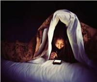 الطب النفسي يحذر من تصفح مواقع التواصل الاجتماعي قبل النوم |فيديو 