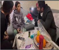 تامر حسني يستجيب للنداء ويفاجئ طفلا مريضا بالذهاب إلى منزله | فيديو