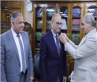 رئيس جامعة الأزهر يكرم الدكتور ياسر البطراوي ويشيد بجهوده