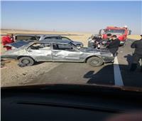صور| إصابة 5 أشخاص في انقلاب سيارة بطريق قنا الصحراوي