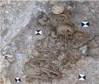 لغز حير العالم | 3 أطفال يحتضنون بعضهم البعض داخل قبر منذ 5000 عام