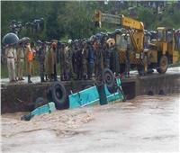 مقتل وإصابة 19 شخصًا جراء سقوط شاحنة في نهر بالهند