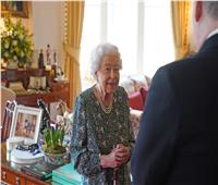 منذ إصابة الأمير تشارلز بكورونا .. الملكة اليزابيث تعقد أول لقاء حضوري بقصر ويندسور