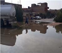 مياه البحر الأحمر تبدأ سحب تجمعات الأمطار بمدينة رأس غارب