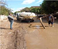 مجلس قروي بالمنيا يزيل مياه الأمطار و يمهد الطريق الرئيسية أمام المواطنين