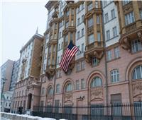 السفارة الأمريكية لدى موسكو تنصح رعاياها في روسيا بمغادرة البلاد