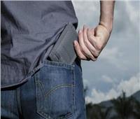 للرجال| احذر من وضع «المحفظة» في جيبك الخلفي .. يؤثر هذا على عمودك الفقري