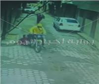 بالفيديو| لص يسحل فتاة لسرقة هاتفها بـ«المعصرة»