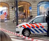 مسلح يحتجز رهائن داخل متجر «آبل» في العاصمة الهولندية | فيديو