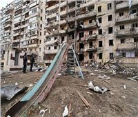 فيديو| قصف مبنى سكني في منطقة جولياني بكييف بصاروخ