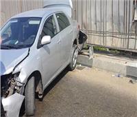 إصابة سائق في حادث تصادم سيارة برصيف في العجوزة