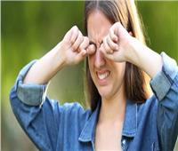 طبيب عيون يكشف أسباب الإصابة بالحساسية تجاه الضوء
