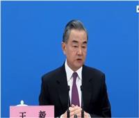 وزير خارجية الصين: الأزمة الأوكرانية تُحل بالحوار وعلاقتنا بروسيا متينة