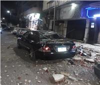تحطم سيارتين في انهيار شرفتي عقار بالإسكندرية.. وإخلاء السكان- صور