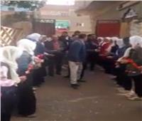 فيديو وصور | ردًا للجميل.. ممر شرفي لمعلمين بعد خروجهما على المعاش بقنا  