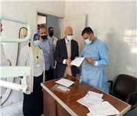  وكيل وزارة الصحة بالشرقية يتفقد القافلة العلاجية بقرية كفر حافظ بأبوحماد