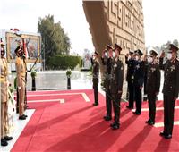 الرئيس ينيب وزير الدفاع لوضع إكليل الزهور على النصب التذكاري لشهداء القوات المسلحة | فيديو