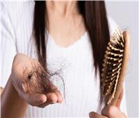 منها الاضطرابات الهرمونية .. خبراء يكشفون عن أسباب تساقط الشعر