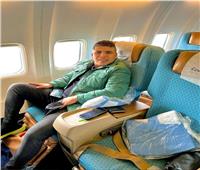 عمر كمال يشارك جمهوره بصورة من داخل طائرة متجها إلى البحرين