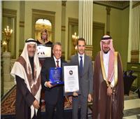 رئيس هيئة الاعتماد والرقابة الصحية يتسلم جائزة «اتحاد المستشفيات العربية»