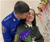 زفاف تحت القصف.. صور مذهلة لضباط أوكرانيين في «كوشة الحرب»