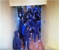 معركة مفزعة بين «طلبة ومدرسين» داخل مدرسة دولية .. الشرطة تمنع مجزرة| فيديو وصور