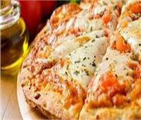 طريقة عمل بيتزا المارجريتا الإيطالية    