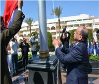 وزير التنمية المحلية يرفع العلم المصري على أرض طابا 