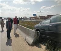 اصطدام سيارة بحاجز خرساني على طريق الإسكندرية الصحراوي | صور