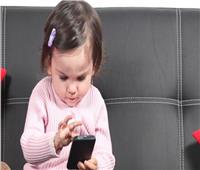 استشاري نفسي تحذر من الإفراط في التعرض للهواتف: يصيب الأطفال بالاكتئاب
