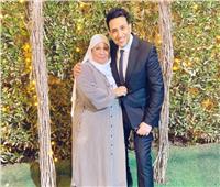 تامر حسين مهنئاً والدته بعيد الأم: دايماً وشِها حلو عليا