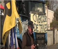 شاهد| مزارعون وسائقو شاحنات يغلقون مصفاة بالقرب من ليون الفرنسية 