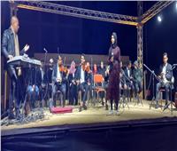 تفاعل أبناء قرية تل العمارنة مع فعاليات المسرح المتنقل في المنيا