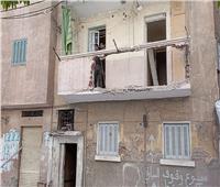 بعد سقوط أجزاء منها.. إزالة شرفة عقار آيلة للسقوط بالإسكندرية | صور 