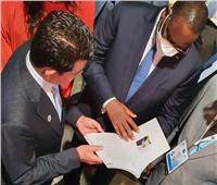 مدير الإيسيسكو يهدي الرئيس السنغالي نسخة من كتاب «السلام 360 درجة»