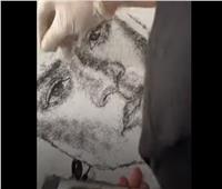 بحار فليبيني يرسم لوحات فنية بـ«شعره»